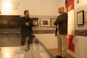 Museumsleiter Dr. Huck führt EKD-Friedensbeauftragter Brahms durch die Ausstellung (v.l.)